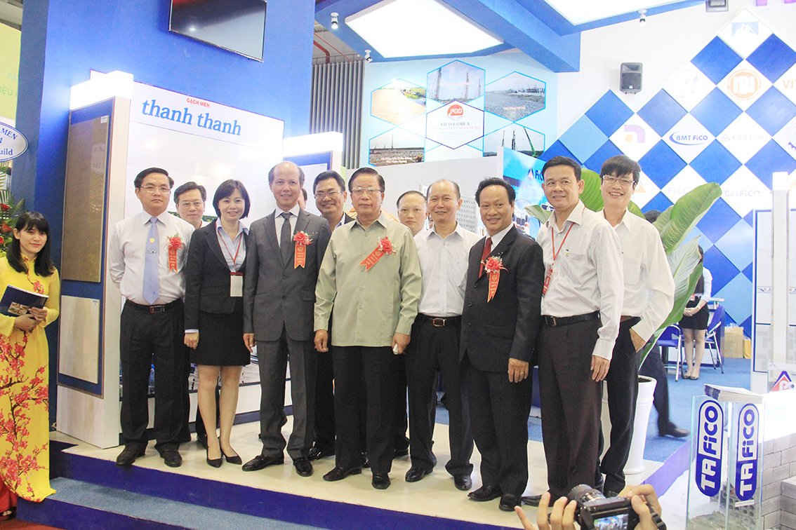 Nguyên Bộ trưởng Bộ Xây dựng Nguyễn Hồng Quân, nguyên Thứ trưởng Bộ Xây dựng Nguyễn Trần Nam đến tham quan gian hàng tại Vietbuild 2015