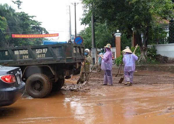 Nhân viên Cty TNHH Nhà nước MTV Môi trường Đô thị Sơn La tiến hành nạo vét bùn đất trên lòng đường Tô Hiệu, TP Sơn La