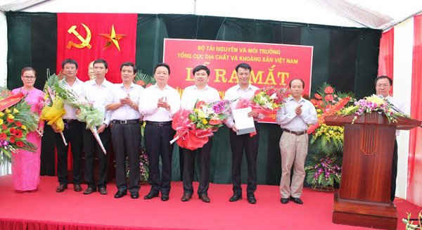 Thứ trưởng Trần Hồng Hà và Tổng cục trưởng Tổng cục Địa chất và Khoáng sản Nguyễn Văn Thuấn trao quyết định và tặng hoa cho Liên đoàn ngày ra mắt