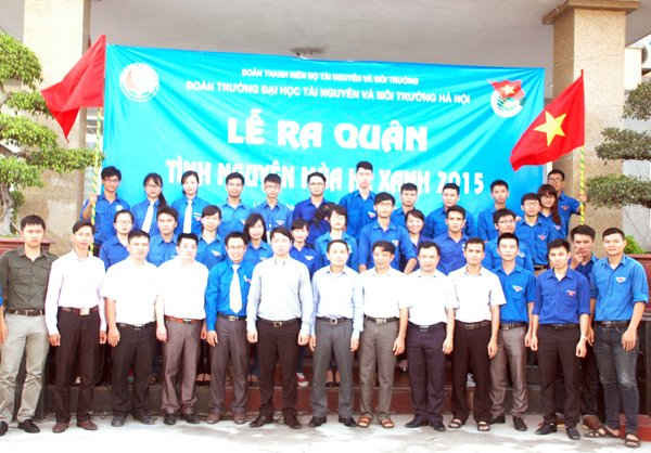 Các đại biểu khách mời chụp ảnh lưu niệm với đại diện đoàn viên thanh niên tham gia Lễ ra quân Chiến dịch tình nguyện mùa hè xanh 2015 của trường Đại học TN&MT Hà Nội