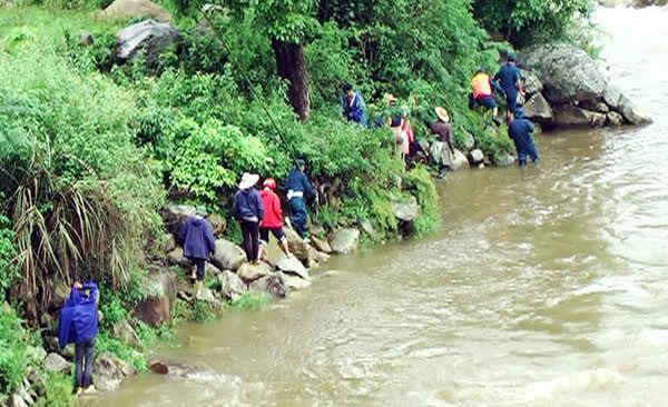 Các lực lượng tìm kiếm đi dọc bờ suối Nậm Pá tìm kiếm 2 nạn nhân mất tích do lũ ống cuốn trôi sáng ngày 24/6/2015 - Ảnh: Báo Lào Cai 