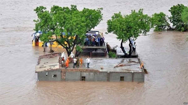 Nhiều người dân huyện Amreli, Ấn Độ vẫn bị kẹt trong nước lũ