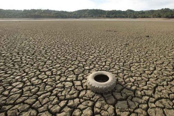 Một chiếc lốp xe ô tô nằm trên mặt hồ Mendocino, hồ chứa nước lớn gần như khô cạn ở Ukiah, California ngày 25/2/2014. Ảnh: REUTERS / NOAH Berger