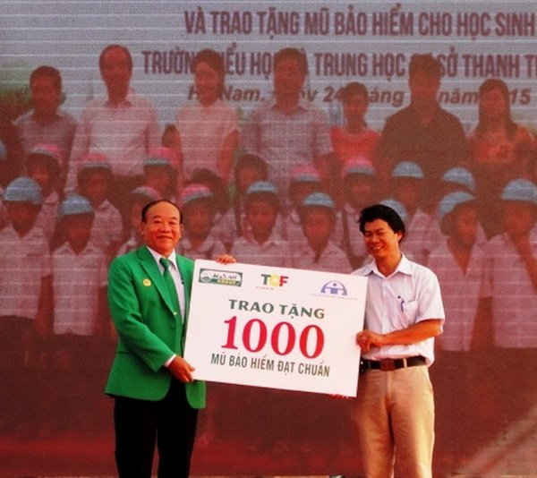 Đại diện Công ty Honda Việt Nam trao 1.000 mũ bảo hiểm đạt chuẩn cho đại diện đoàn viên, thanh niên cùng đồng bào các dân tộc tỉnh Đắk Lắk