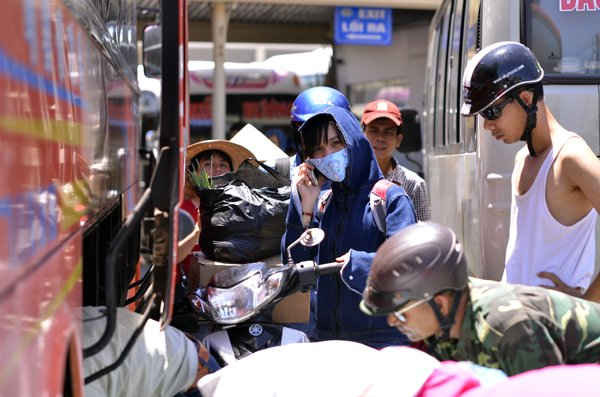 Các tuyến xe khách như: Thái Bình, Nam Định, Vinh... lúc nào cũng đông các sĩ tử.