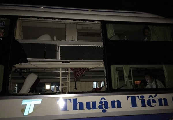 Xe khách của Công ty TNHH Vận tải Thuận Tiến bị ném vỡ kính khiến 4 hành khách và 1 tài xế trên xe bị thương