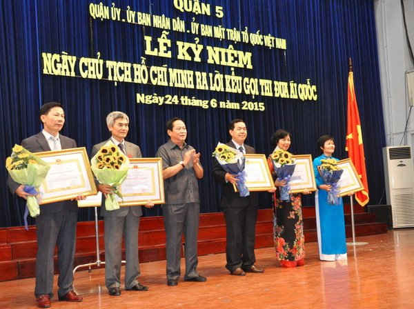 Ông Phạm Ngọc Lâm – Chủ tịch HĐQT Công ty CP Đức Khải (bìa trái) nhận Huân chương Lao động hạng Ba