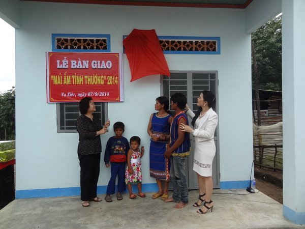 Bàn giao mái ấm tình thương cho phụ nữ nghèo xã Ya Xier (huyện Sa Thầy) vào năm 2014.