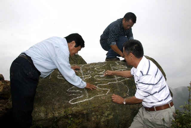Các nhà khoa học khảo sát bước đầu những tảng đá mang hình khắc cổ ở xã Hố Quáng Phìn.