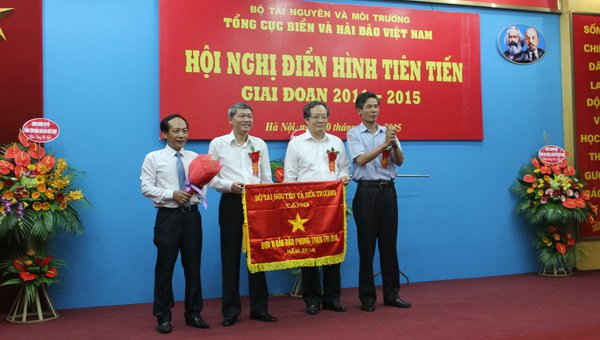 Thứ trưởng Chu Phạm Ngọc Hiển  trao tặng Cờ thi đua xuất sắc cho đại diện lãnh đạo Tổng cục Biển và Hải đảo Việt Nam