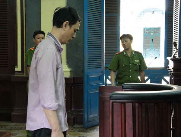 Nguyễn Anh Tuấn tỏ ra ăn năn hối cải tại tòa vì hành động “không cho bạn nhậu chung vì người có dính bùn” đã dẫn đến án mạng.