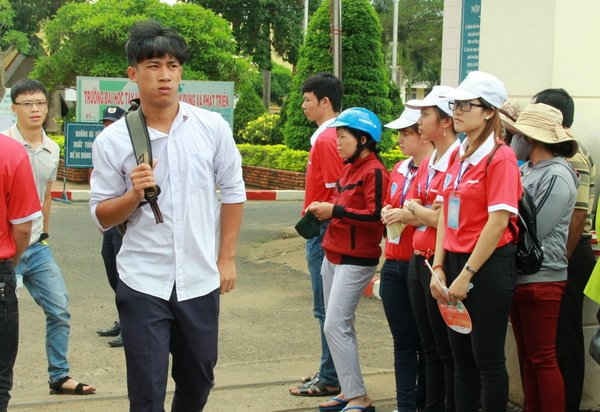 Thí sinh rời phòng thi tại cụm thi Đại học Tây Nguyên khi làm bài xong môn Toán - kỳ thi THPT Quốc gia tại Đắk Lắk