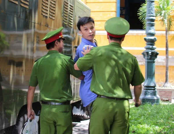 Cảnh sát tư pháp dẫn giải bị cáo Hoàng Văn Tính về trại tạm giam sau lần hoãn tòa ngày 1/7/2015.