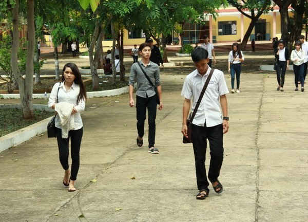 Các thí sinh rời khỏi phòng thi sau môn thi thứ 3 - môn Ngữ văn, kỳ thi THPT Quốc gia tại Đắk Lắk