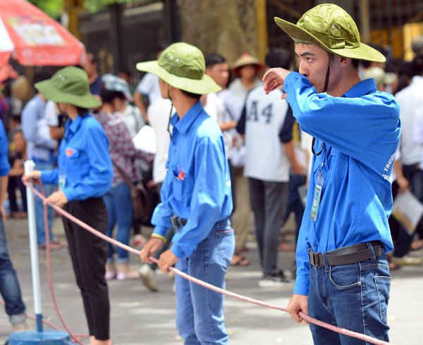 Những ngày diễn ra kỳ thi THPT Quốc gia 2015, thời tiết có lúc lên đến 50 độ C các tình nguyện viên liên tục dùng ống tay áo để lau mồ hôi trên mặt,