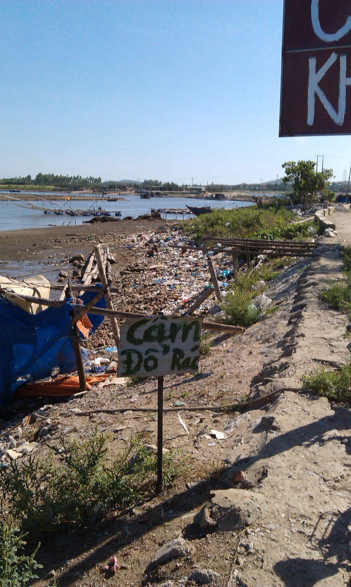 Mặc dù có biển cấm đổ rác, thế nhưng rác vẫn bị đổ tràn lan.