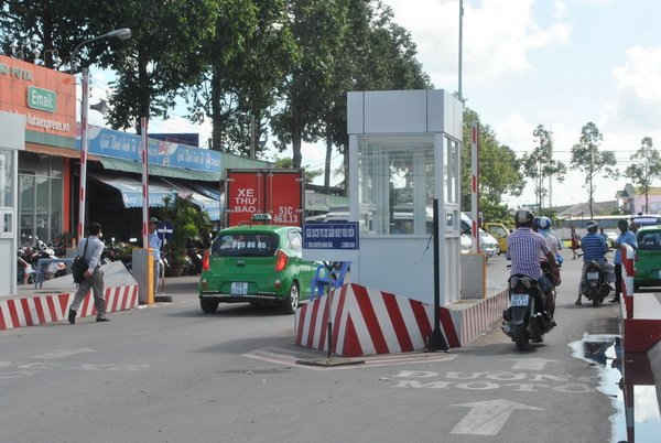 Trạm thu phí “dịch vụ sân đường” đối với mô tô, ô tô cá nhân vào bến xe Cần Thơ.