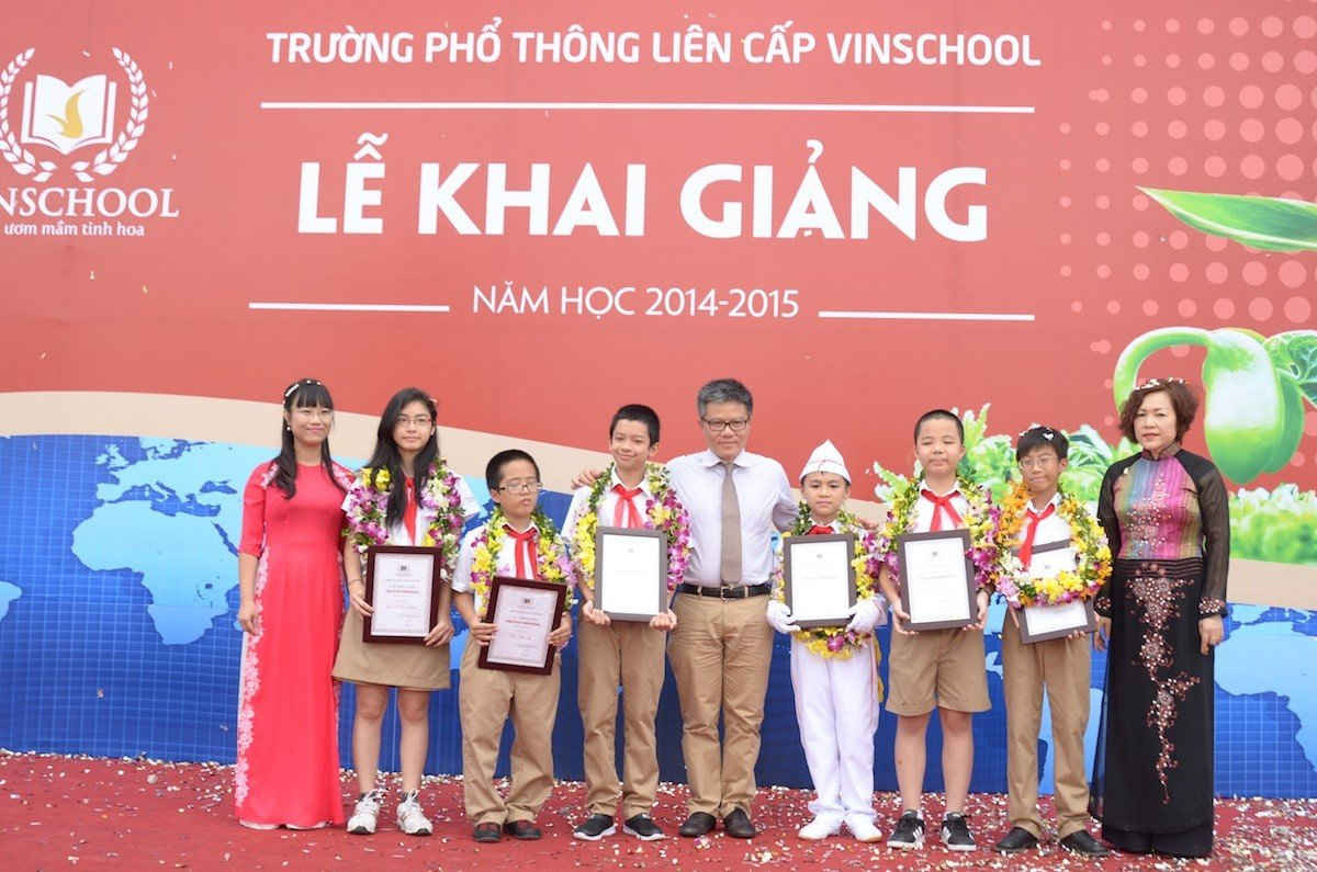  Bà Lê Mai Lan, Phó Chủ tịch Tập đoàn Vingroup, Chủ tịch Hệ thống giáo dục Vinschool (ngoài cùng bên trái) và Giáo sư Ngô Bảo Châu bên các học sinh đạt học bổng tinh hoa Vinschool năm học 2014 – 2015