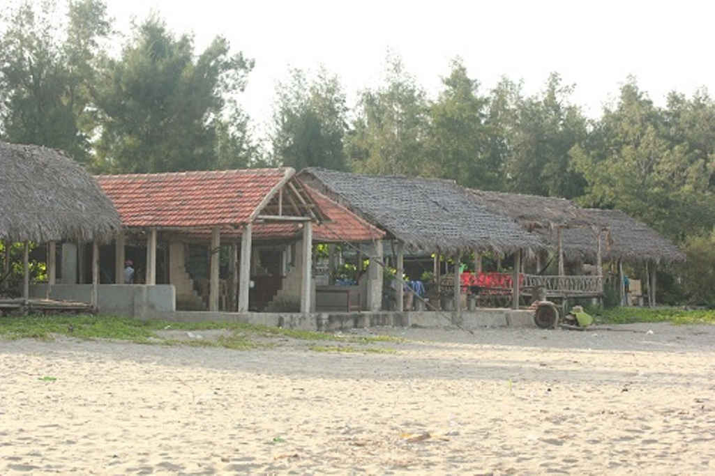 Những lều quán tạm bợ, xập xệ ở biển Quỳnh Bảng