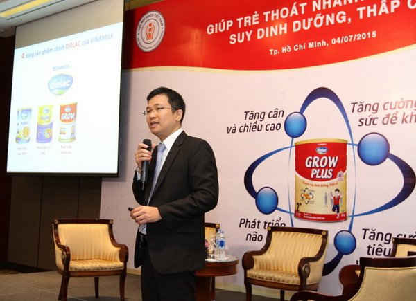 Đại diện Vinamilk, ông Mai Thanh Việt - Giám đốc Marketing Ngành hàng sữa bột giới thiệu đến người tiêu dùng các sản phẩm dinh dưỡng chất lượng của Vinamilk