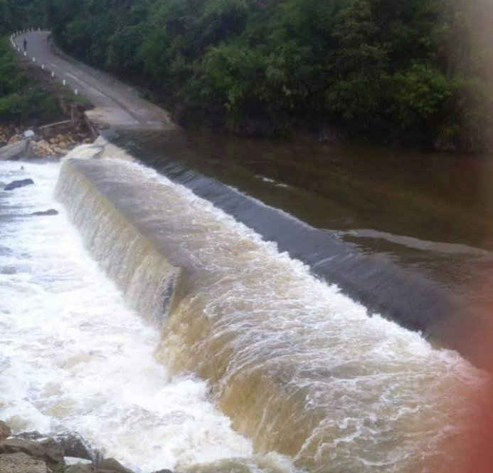 Đường bê tông vượt ngầm suối Mường Hum (Bát Xát) nơi anh Nguyễn Văn Dũng đi xe máy qua bị nước lũ cuốn trôi mất tích chiều ngày 5/7.