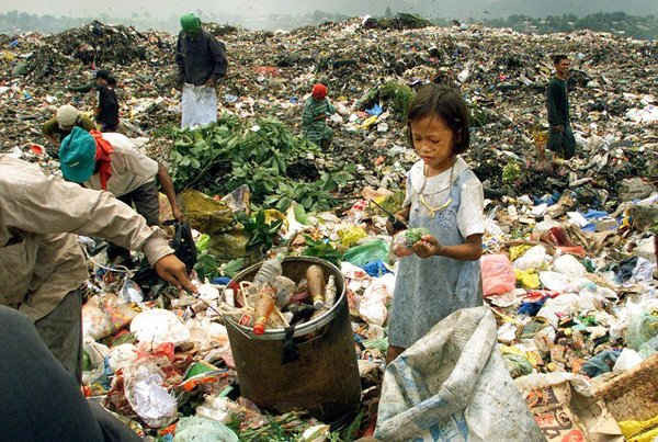 Một cô bé nhặt phế liệu ở khu chứa rác thải Payatas
