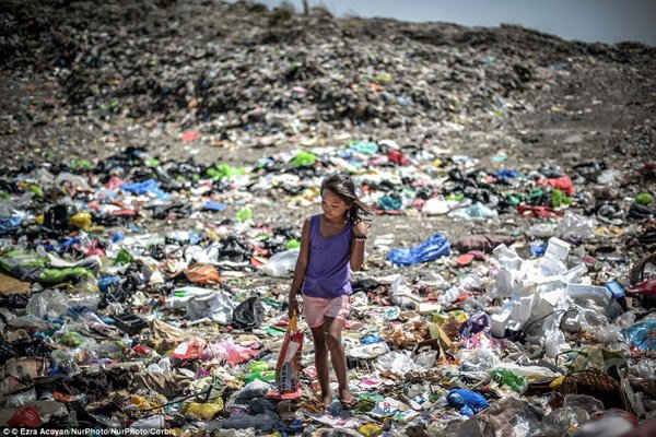Cô bé đi giữa khu rác khổng lồ ở Las Pinas, phía nam Manila