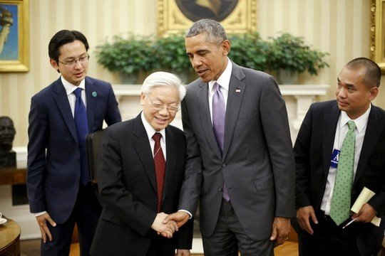 Tổng Bí thư Nguyễn Phú Trọng bắt tay Tổng thống Obama trong cuộc gặp gỡ phóng viên sau hội đàm. Ảnh: Reuters