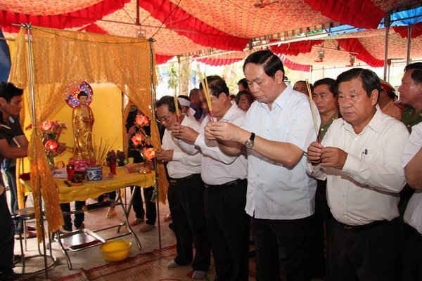 Bộ trưởng Bộ Công an Trần Đại Quang thắp hương viếng các nạn nhân 