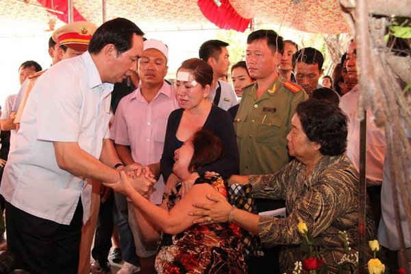 Bộ trưởng Bộ Công an Trần Đại Quang thăm hỏi người thân gia đình nạn nhân