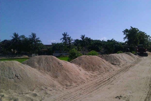 Đường 8B đoạn qua xã Sơn Mỹ, huyện Hương sơn thành bãi tập kết kinh doanh cát