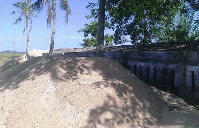 Bãi cát bủa vây trường THCS Lê Bình