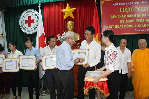 Ông Lâm Phúc, Trưởng Bộ phận Đối ngoại, đại diện Công ty Vedan nhận bằng khen của UBND tỉnh Đồng Nai.