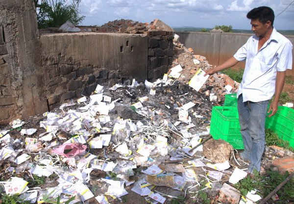 Người dân phản ánh Công ty Thái Phú Nông cho người đốt rác thải ngoài khu vực của mình chiều ngày 2/7 (ảnh do người dân cung cấp)