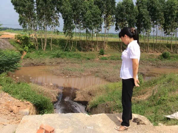 - Bà Nguyễn Thị Kim Loan, Cán bộ phụ trách môi trường xã Thượng Nông xuống kiểm tra thực tế và chứng kiến cống nước thải màu đen của Công ty CP Bia Sài Gòn - Phú Thọ.