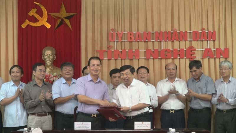 Chú thích ảnh: UBND tỉnh Nghệ An Tập đoàn Công nghiệp Than - Khoảng sản Việt Nam ký kết biên bản thống nhất về tiến độ triển khai Dự án Nhà máy nhiệt điện Quỳnh Lập 1