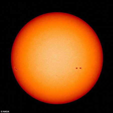 Một mặt trời im lặng: Trong năm 2011, hình ảnh này cho thấy một mặt trời gần như rõ ràng - mà các chuyên gia nói rằng, hiện tượng có thể xảy ra trong gần một thập kỷ từ năm 2030. (Ảnh: Nasa)