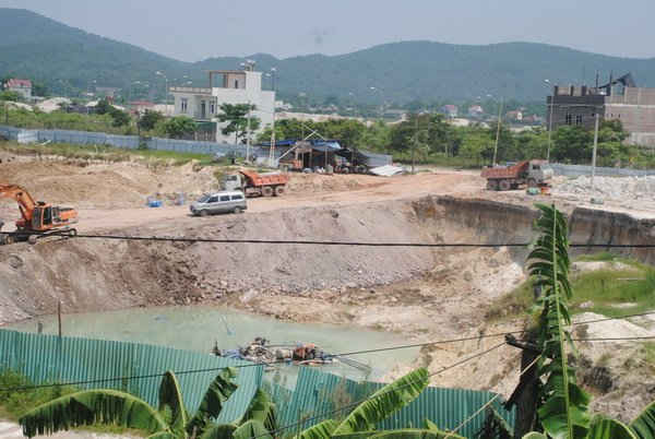 Dù quy định chỉ được dùng máy xúc thủy lực gầu ngược, tận thu khoáng sản nhưng cơ sở Dự án làm trụ sở Công an thị xã Chí Linh đã dùng máy hút cát công suất lớn.