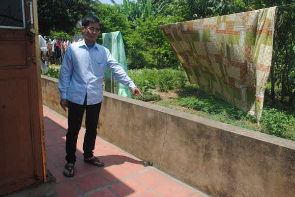 Một  hộ dân gần khu khai thác khoáng sản phản ánh việc tường xây bị nứt