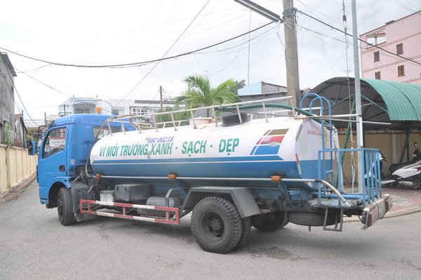 Xe phân phối của Kiwaco đang chở nước đi phân phối