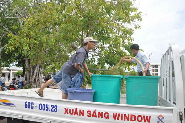Một điểm cấp nước lưu động trên đường Nguyễn Trung Trực, TP Rạch Giá. 