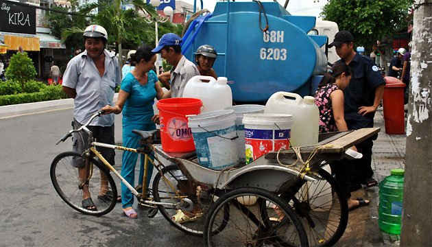 Người dân dùng mọi vật dụng, phương tiện để chở nước về gia đình 