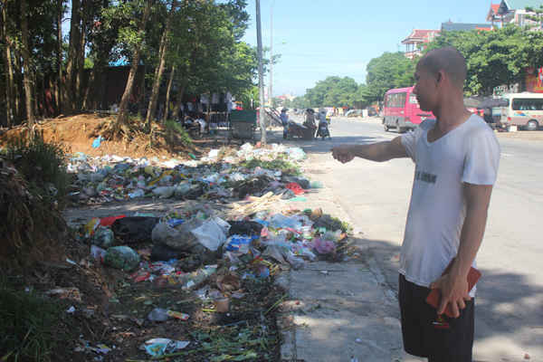 Theo anh Phan Ngọc Lưu, bãi rác nằm sâu bên trong nhưng rác thải lúc nào cũng tràn ra sát đường, gây mất mỹ quan và ô nhiễm nghiêm trọng.
