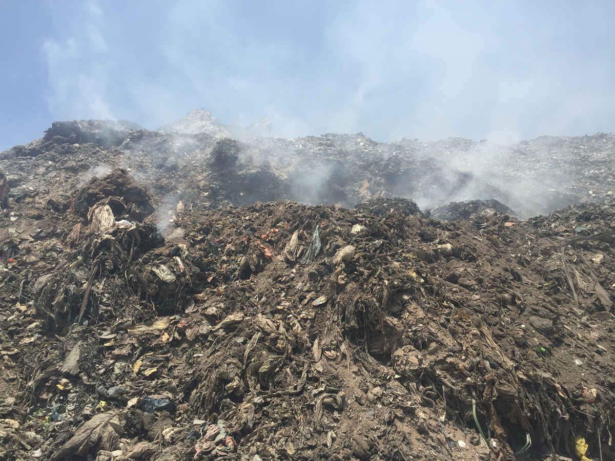 Bãi rác thung Đám Gai lộ thiên, chất cao như núi ngày ngày cháy âm ỉ  gây ô nhiễm nghiêm trọng cho khu vực