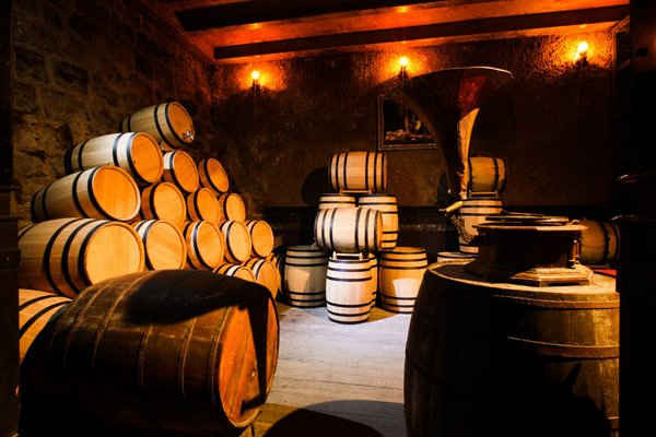 Tại đây du khách có thể tham quan hầm rượu cổ Debay gần 100 tuổi, cảm nhận nét kiến trúc đặc sắc do người Pháp xây dựng vào năm 1923 cất trữ nhiều loại rượu vang hảo hạng