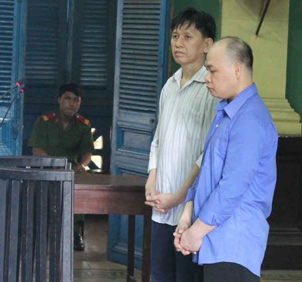 Nguyên cán bộ địa chính – xây dựng Nguyễn Thế Quốc (áo xanh) nay lãnh án 3 năm tù.