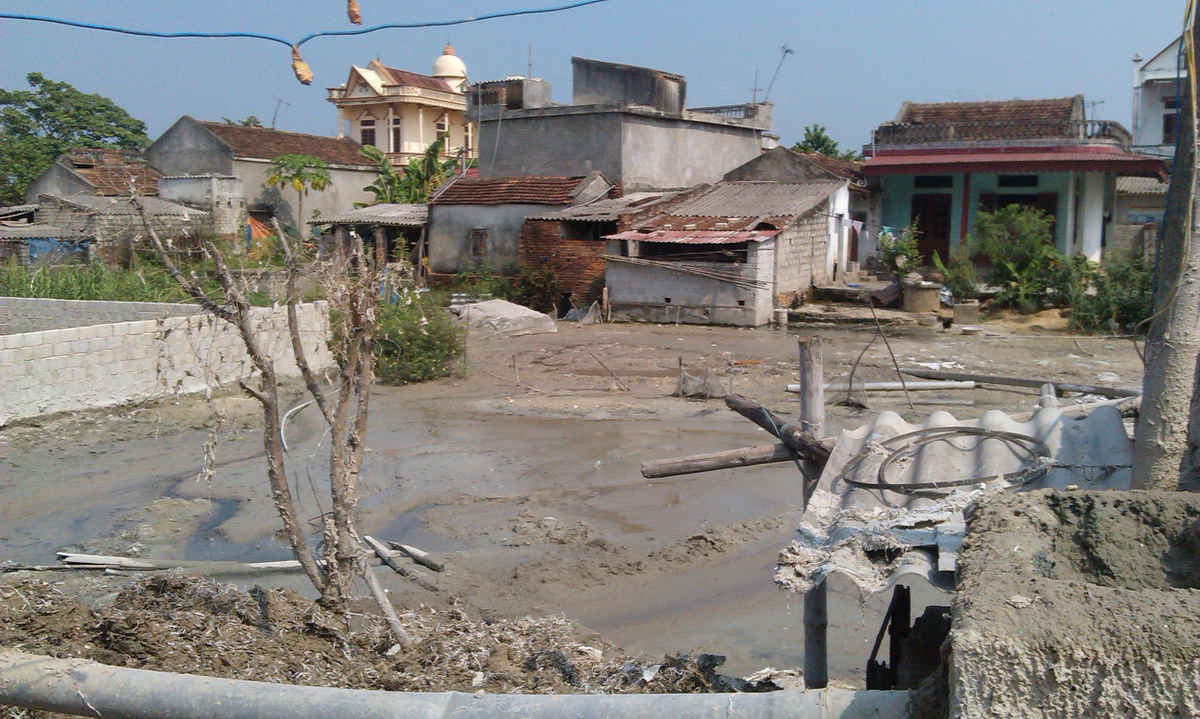 Nước thải chảy lênh láng trong cơ sở giặt rửa bao bì của gia đình ông Lê Đình Cầm, thôn Thái Phong.