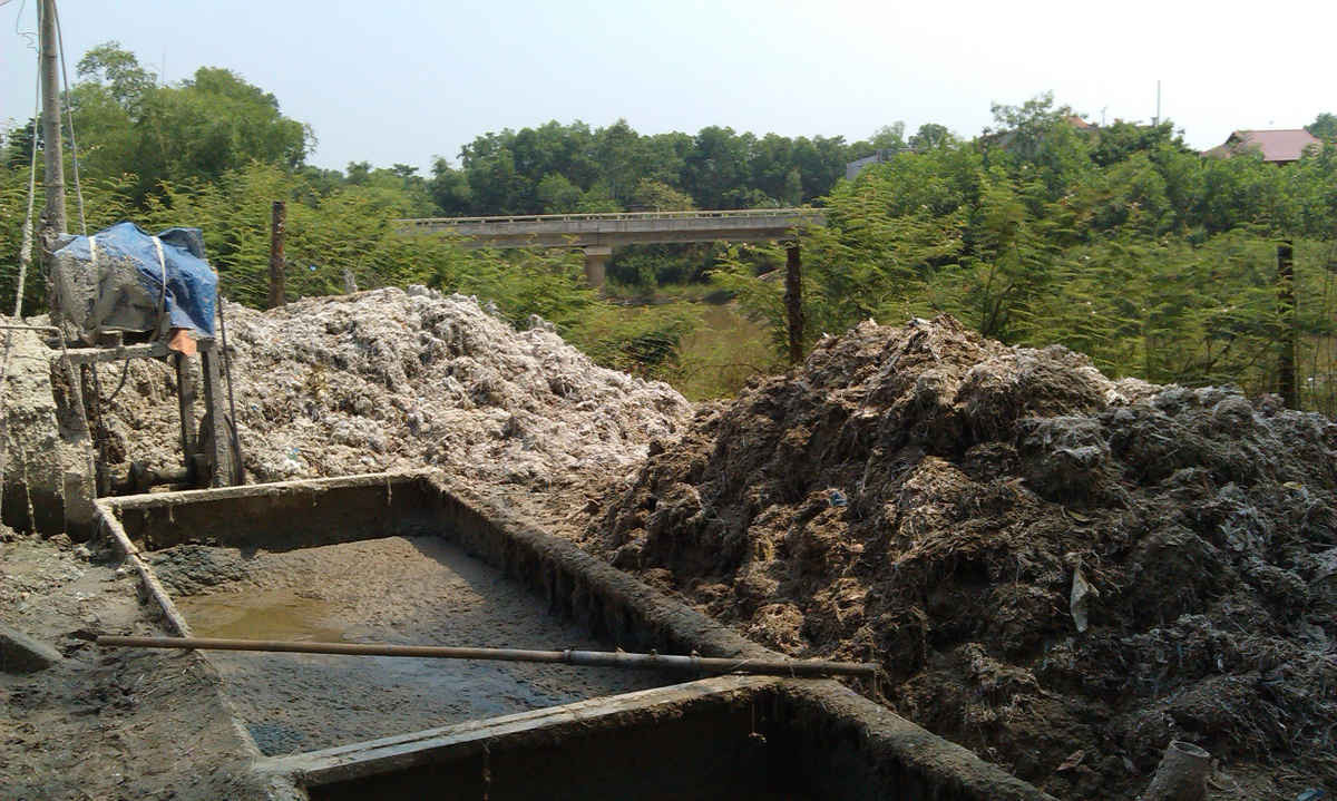 Nước thải, rác thải ứ đọng trong xưởng của gia đình anh Lê Đình Khang, thôn Thái Yên.