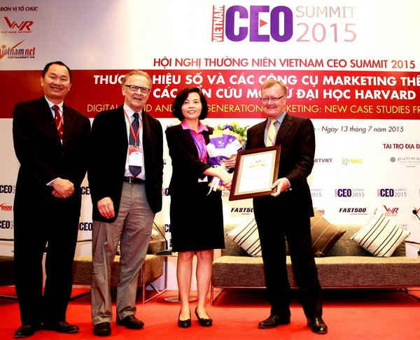 Đại diện Vinamilk, bà Bùi Thị Hương, Giám đốc Điều hành nhận giải thưởng doanh nghiệp đứng đầu Top 10 thương hiệu uy tín nhất trên truyền thông 2015
