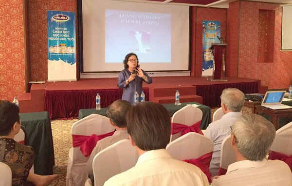 Tiến sĩ-Bác sĩ Nguyễn Thị Thu Hồng – Nguyên Phó Giám đốc Sở Y tế Bà Rịa-Vũng Tàu chia sẻ thông tin “Dinh dưỡng ở người cao tuổi” tại Hội thảo